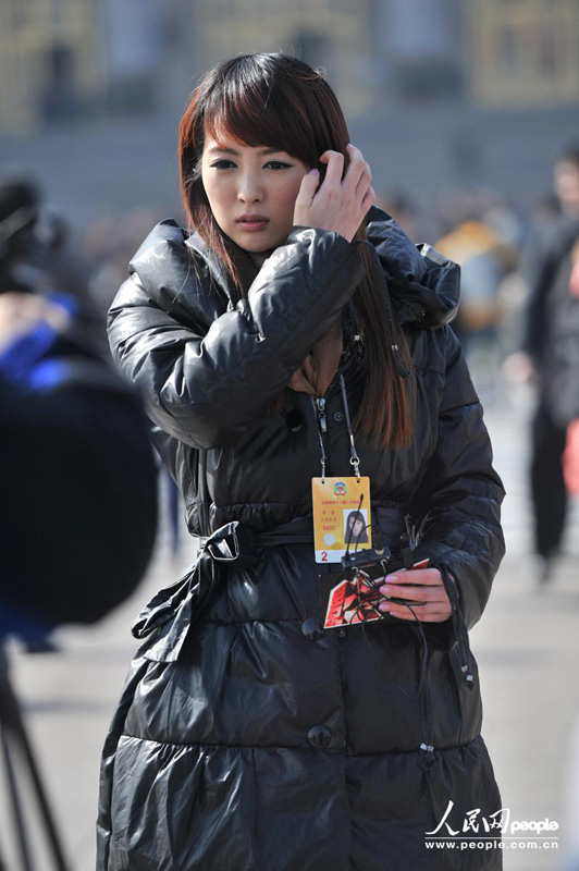 A beautiful journalist reports the first session of the 12th CPPCC National Committee in front of the Great Hall of the People in Beijing on March 3, 2013. (People's Daily Online/Yu Kai)