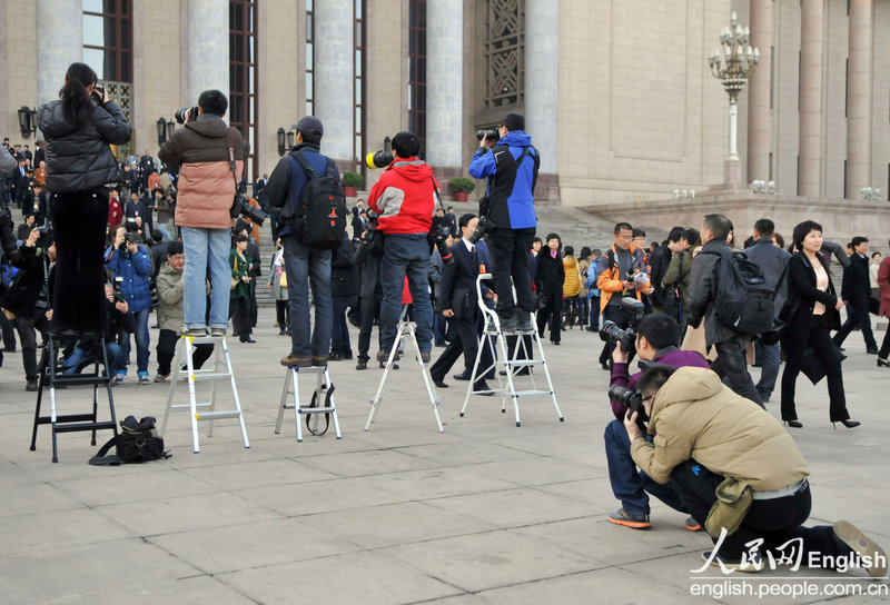 Journalists take photo in front of the Great Hall of the People. (Photo/People's Daily Online)