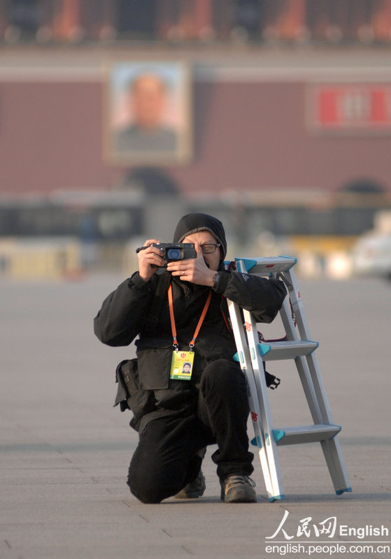 A journalist takes photo at Tiananmen Square. (Photo/People's Daily Online)