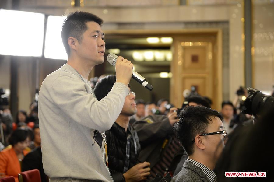 A journalist asks a question at the news conference on the first session of the 12th National People's Congress (NPC) held at the Great Hall of the People in Beijing, capital of China, March 4, 2013. (Xinhua/Wang Peng)