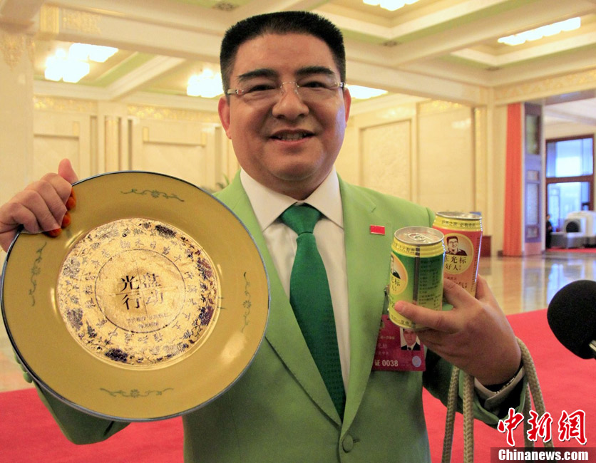 Chen Guangbiao holds a plate to promote the "Clean Plate Campaign" on March 3, 2013. He also suggested to create a "Food Saving Day" in China.(Photo/CNS)