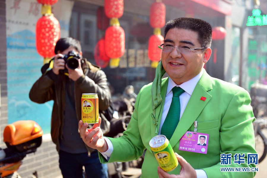 Chen Guangbiao promotes the "Clean Plate Campaign" on March 3, 2013. He also suggested to create a "Food Saving Day" in China. (Photo/Xinhua)