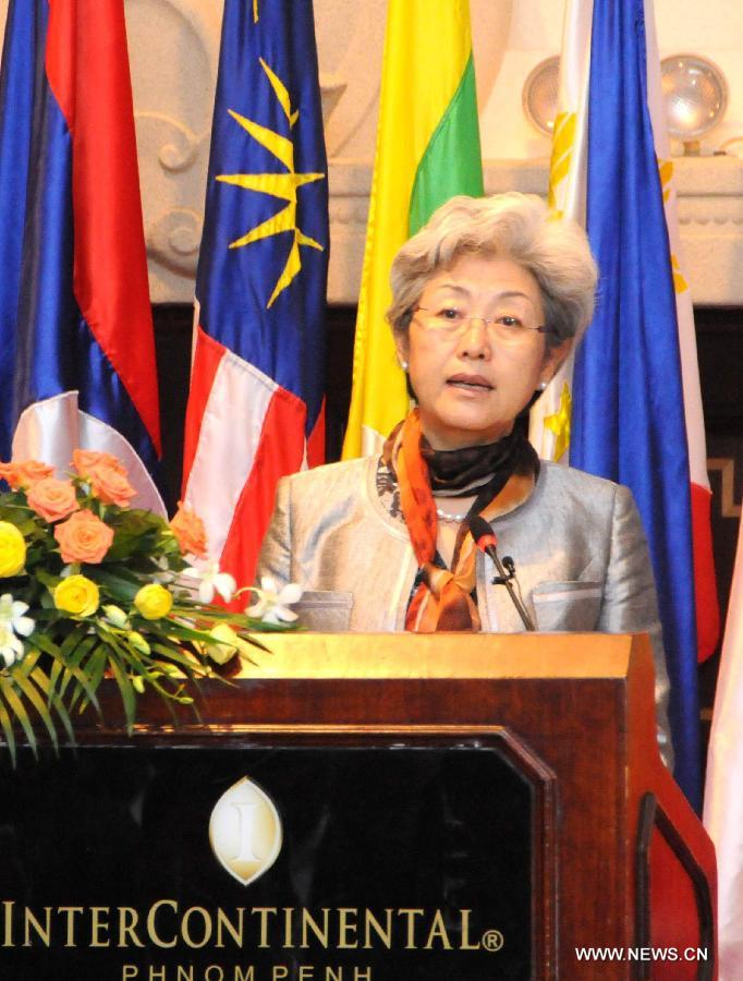 File photo taken on Nov. 1, 2012 shows Fu Ying, Vice minister of Foreign Affairs, speaks at a symposium marking the 10th anniversary of the Declaration on the Conduct of Parties in the South China Sea (DOC), in Phnom Penh, Cambodia. Fu Ying debuted at the Great Hall of the People as the spokesperson for the first session of the 12th National People's Congress (NPC) in Beijing, China, March 4, 2013. Born in 1953, the spokesperson was a diplomat of Mongolian ethnic group. Fu had respectively served as the Ambassador to the Philippines, Australia and the UK before she was appointed as Vice minister of Foreign Affairs in 2009. She became the 7th spokesperson of the NPC in March of 2013. (Xinhua)