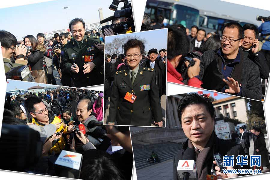 The CPPCC members with familiar faces are surrounded by journalists in front of the great hall of people.(Photo/Xinhua)