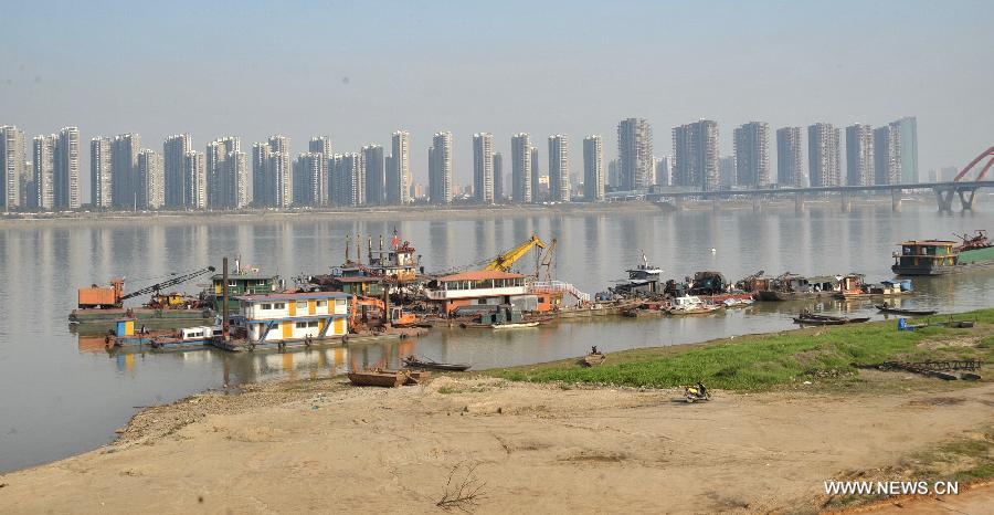Photo taken on March 4, 2013 shows boats on Xiangjiang River in Changsha, capital of central China's Hunan Province. The water level of Xiangjiang River has dropped to 28.19 meters by Monday morning due to less rainfall. (Xinhua/Long Hongtao) 