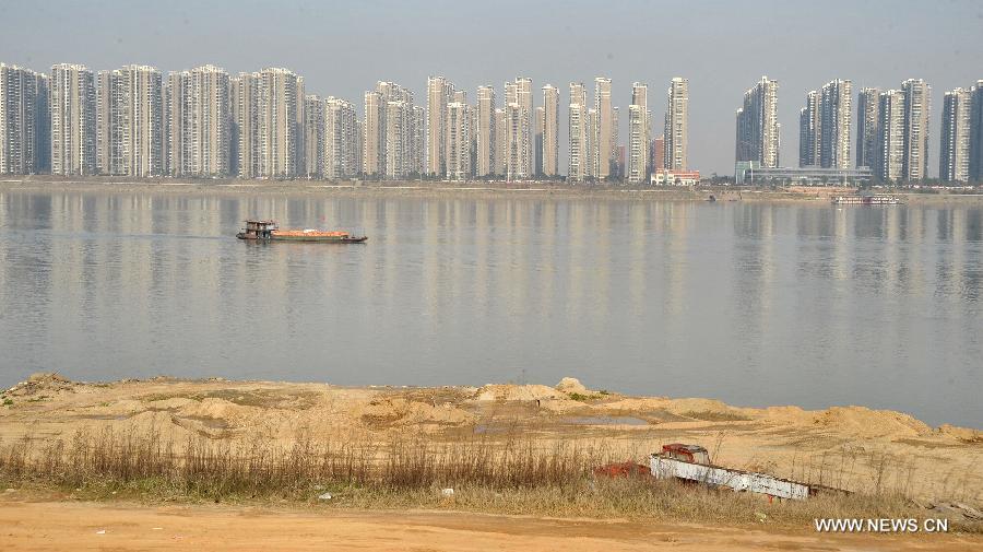 Photo taken on March 4, 2013 shows a boat on Xiangjiang River in Changsha, capital of central China's Hunan Province. The water level of Xiangjiang River has dropped to 28.19 meters by Monday morning due to less rainfall. (Xinhua/Long Hongtao) 