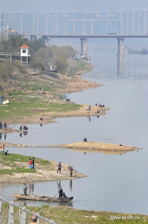 Photo taken on March 4, 2013 shows Xiangjiang River in Changsha, capital of central China's Hunan Province. The water level of Xiangjiang River has dropped to 28.19 meters by Monday morning due to less rainfall. (Xinhua/Long Hongtao) 