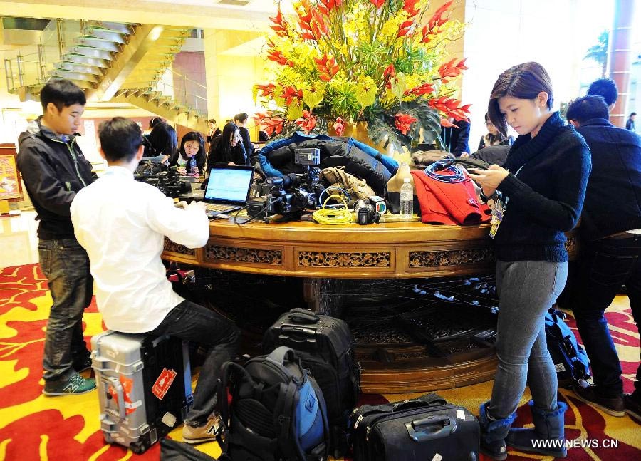 Journalists from China's Hong Kong work at the lobby of a hotel in Beijing, capital of China, March 4, 2013. The first session of the 12th National People's Congress (NPC) will open on March 5, 2013. (Xinhua/Yang Zongyou) 
