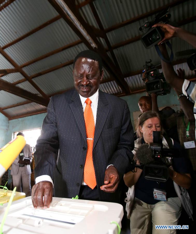 Presidential candidate of Coalition for Reform and Democracy (CORD) Raila Odinga (front) casts his ballot at a polling station in Nairobi, Kenya, March 4, 2013. A total of 14.3 million Kenyan voters lined up to cast their ballots Monday morning to choose the country's next president, the first after disputed presidential elections tally stirred up violence five years ago. (Xinhua/Meng Chenguang) 