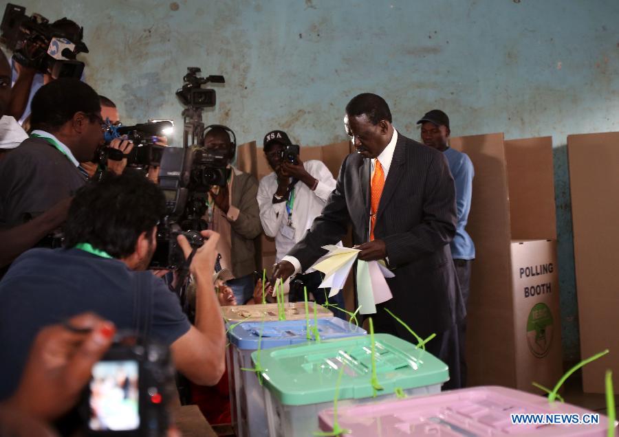 Presidential candidate of Coalition for Reform and Democracy (CORD) Raila Odinga (R, front) casts his ballot at a polling station in Nairobi, Kenya, March 4, 2013. A total of 14.3 million Kenyan voters lined up to cast their ballots Monday morning to choose the country's next president, the first after disputed presidential elections tally stirred up violence five years ago. (Xinhua/Meng Chenguang) 