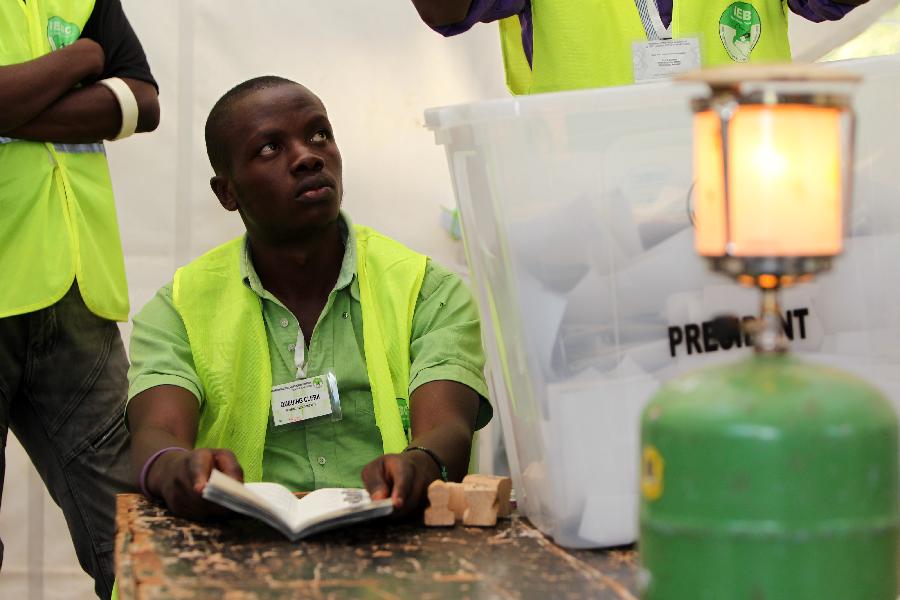 A staff worker holds ballot papers with hands at a counting station in Nairobi, Kenya, March 4, 2013. Millions of Kenyans turned up early Monday to vote in the historic general elections after independence and in the first national exercise under new constitution after the a disputed polls in 2007. According to the constitution, Kenya's Independent Electoral and Boundaries Commission (IEBC) will have seven days to officially announce the results, but the country's next president is expected to be known by Monday evening or Tuesday. (Xinhua/Meng Chenguang) 