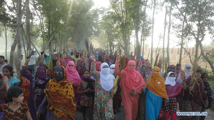 Women villagers of pro-hartal picket attend a strike in Sirajganj district, some 134 km northwest of Bangladesh's capital Dhaka, March 4, 2013. Thousands of pro-hartal picket fought pitched battles with the law enforcers during riots erupted since an Islamist opposition leader was sentenced to death for war crimes.(Xinhua) 