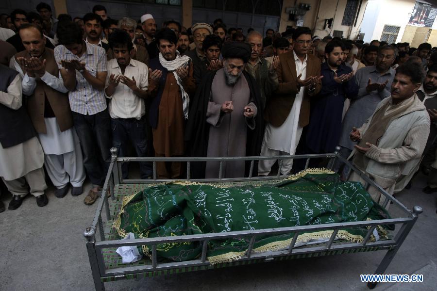 Pakistani Shiite Muslims attend the funeral of a victim of Karachi blast in northwest Pakistan's Peshawar, March 4, 2013. A suspected suicide bomber attacked Shiite Muslims in Pakistan's commercial capital Karachi on March 3, killing at least 45 people and wounding 150. (Xinhua/Umar Qayyum) 