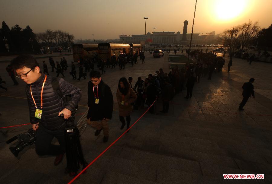 Journalists enter into the Great Hall of the People in Beijing, capital of China, March 5, 2013. The first session of the 12th National People's Congress (NPC) will open here on March 5. (Xinhua/Xing Guangli)