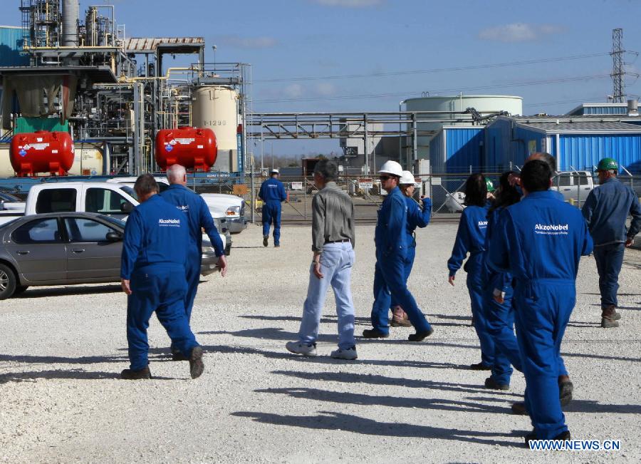 Workers return to the AkzoNobel plant after the fire in the Texas city of La Porte, the United States, March 4, 2013. A fire broke out at a chemical plant Monday afternoon in the U.S. state of Texas, officials said. (Xinhua/Song Qiong) 