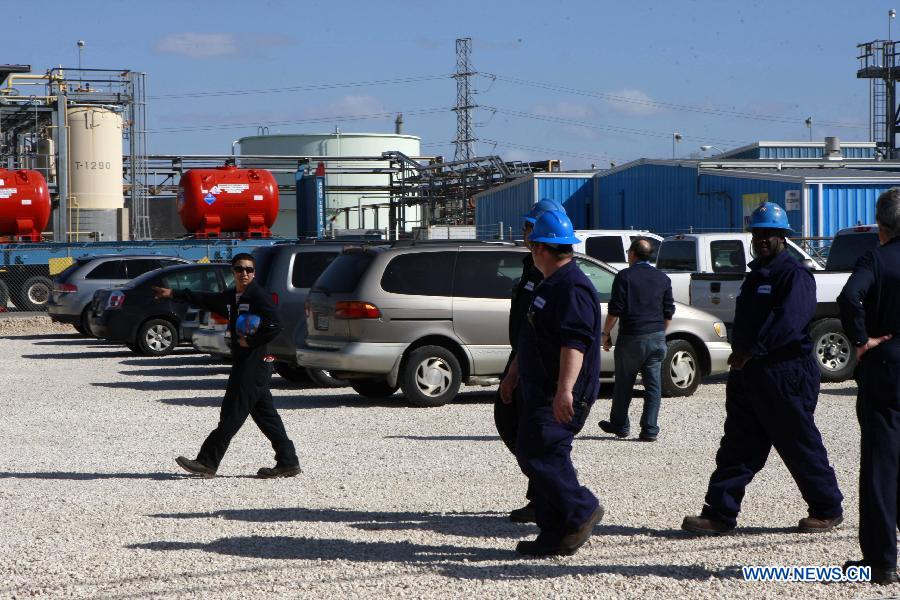 Workers return to the AkzoNobel plant after the fire in the Texas city of La Porte, the United States, March 4, 2013. A fire broke out at a chemical plant Monday afternoon in the U.S. state of Texas, officials said. (Xinhua/Song Qiong) 