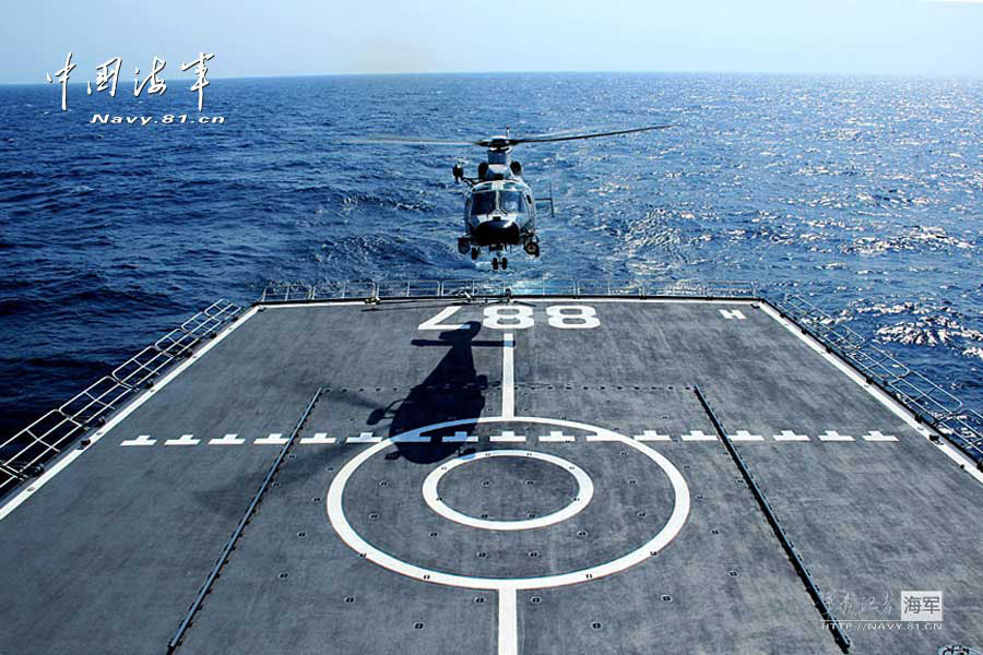 The 14th escort taskforce under the Navy of the Chinese People's Liberation Army (PLA) organizes taking off and landing training for its two ship-borne helicopters aboard the Harbin guided missile destroyer, the Mianyang guided missile frigate and the Weishan Lake comprehensive supply ship. (navy.81.cn/Dong Xiguang, Li Ding, Yang Qinghai, Yang Shangjun, Zhang Mingxing)