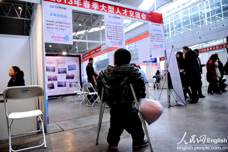 Against many curious eyes of others, a 1.2-meter-tall man walked into a job fair venue in northwest China’s Urumqi last Saturday. He visited employer’s booths one by one like ordinary job seekers but left with nothing at the end of the day. (Photo/CFP)
