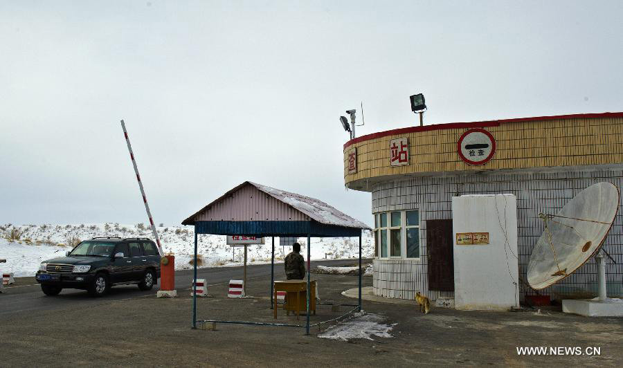 33-year-old Oil worker Zhang Yong welcomes a Corsac fox at an oil field checkpoint where he works in the Gurbantunggut desert, northwest China's Xinjiang Uygur Autonomous Region, Feb. 28, 2013. Welcomed by oil workers with food, bold hungry Corsac foxes have been visiting the unfrequented checkpoint regularly since last winter. (Xinhua/Shen Qiao)