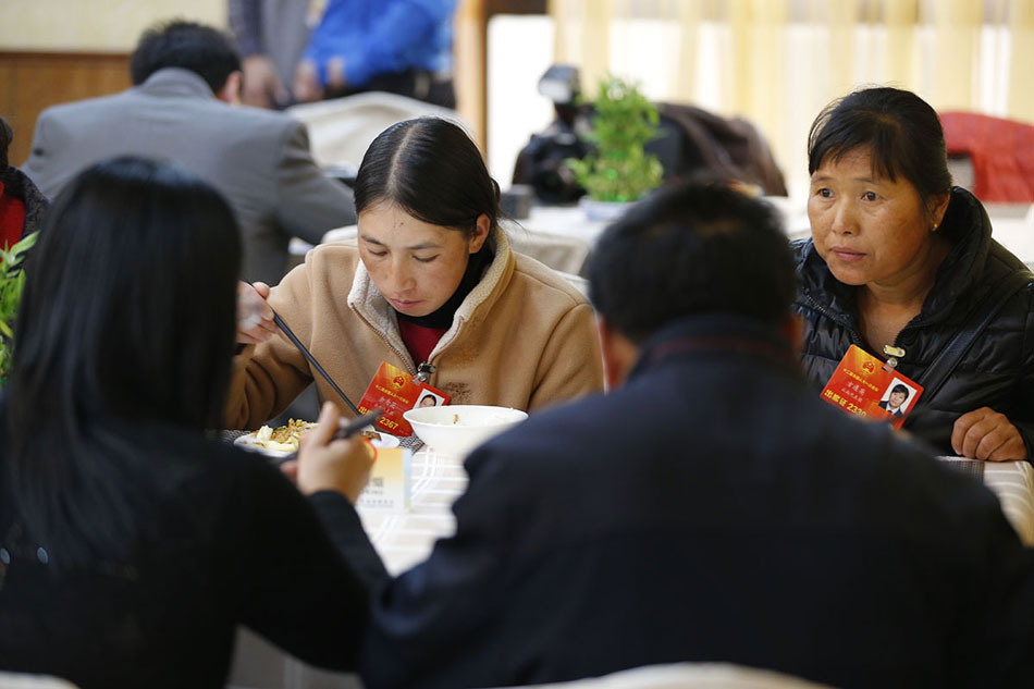 Fang (first from right) always stops eating to listen to other deputies' discussion. (People's Daily Online/Ji Yu)