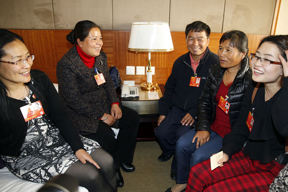 After dinner, Fang (second from right) talks about the topics on the session with other deputies in her room. (People's Daily Online/Ji Yu)