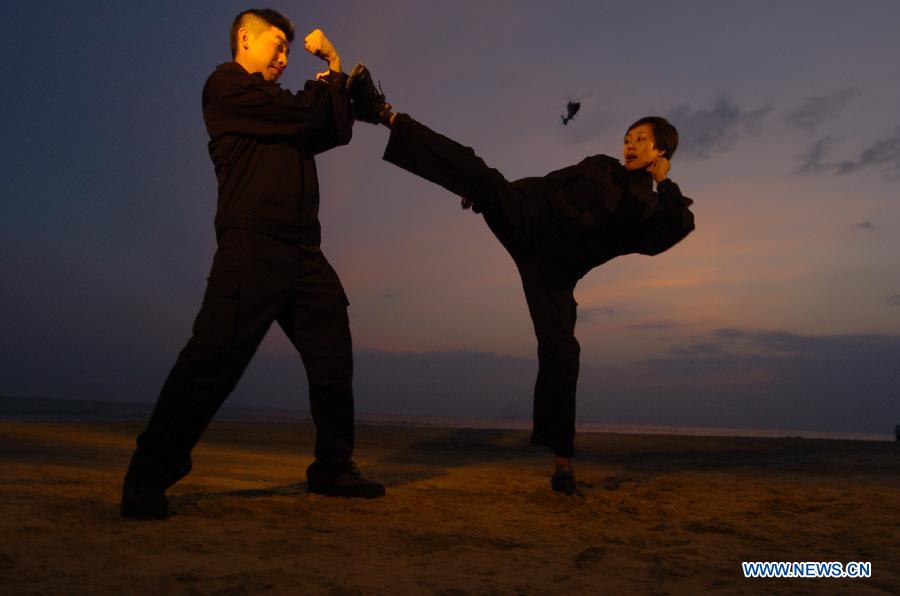 Cao Shuang (R), an airborne security guard of China South Air, trains at the airline's base in Sanya, southernmost China's island province of Hainan, March 4, 2013. (Xinhua/Xu Qintao) 