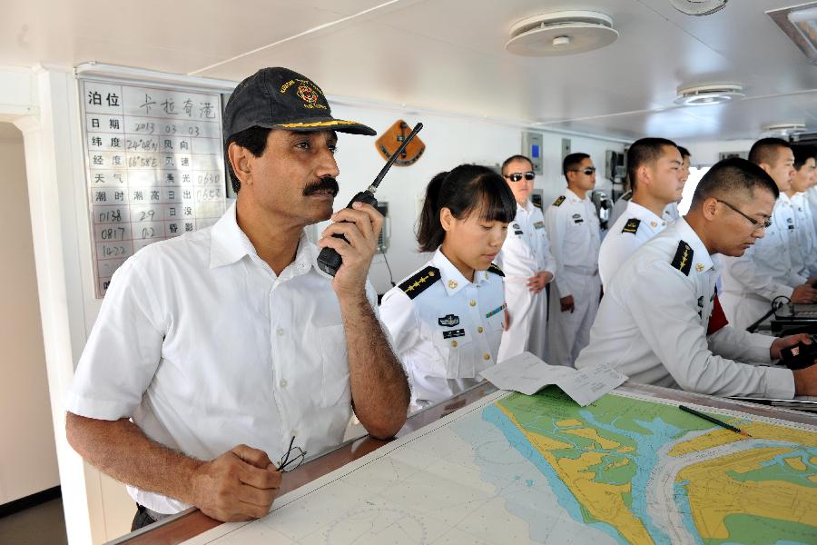 The picture shows the Pakistani port pilot boards the "Harbin" warship and directs the Chinese warship to get close to the port. (Xinhua/Rao Rao)