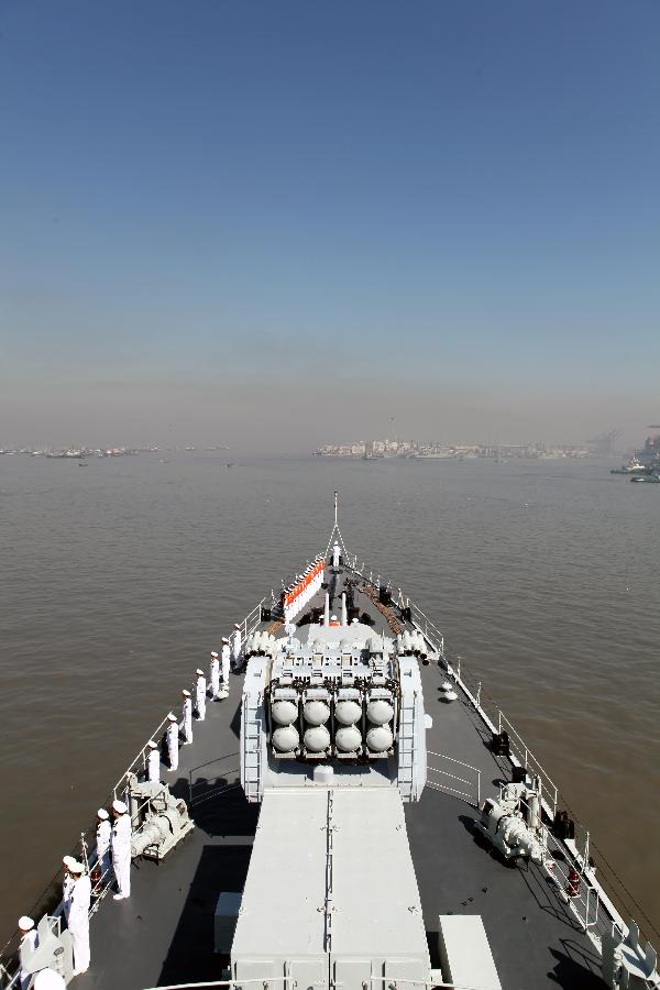 The picture shows China's "Harbin" guided missile destroyer is approaching the Karachi Port. (Xinhua/Rao Rao)