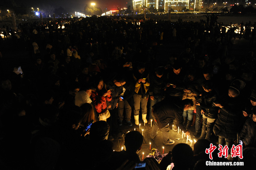 Local residents gather to mourn for the baby who was strangled to death by a car stealer in Changchun, capital of northeast China's Jilin Province, March 5, 2013. Zhou Xijun, 48, native of the Gongzhuling City of Jilin, stole a gray Toyota RAV4 SUV on March 4 in Changchun. Zhou drove the jeep on the highway and found a baby on the backseat. He parked the jeep on the roadside and then strangled the baby. (Photo/Chinanews.com)
