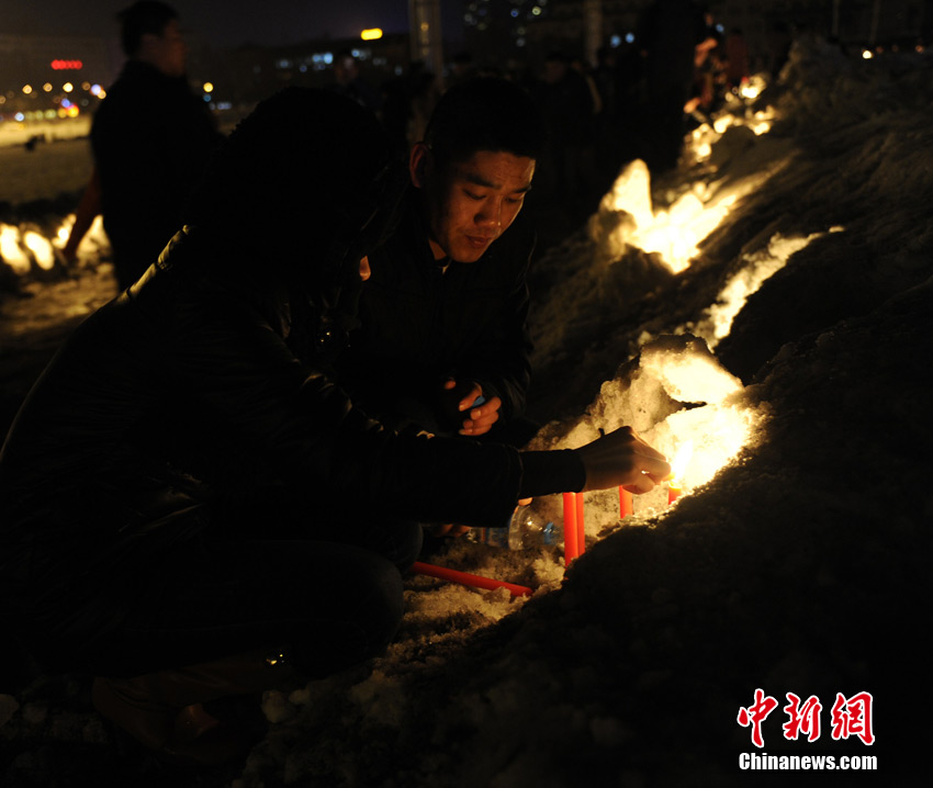 Local residents gather to mourn for the baby who was strangled to death by a car stealer in Changchun, capital of northeast China's Jilin Province, March 5, 2013. Zhou Xijun, 48, native of the Gongzhuling City of Jilin, stole a gray Toyota RAV4 SUV on March 4 in Changchun. Zhou drove the jeep on the highway and found a baby on the backseat. He parked the jeep on the roadside and then strangled the baby. (Photo/Chinanews.com)