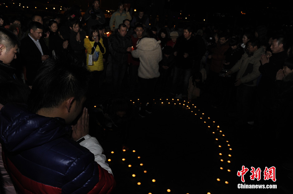 Local residents gather to mourn for the baby who was strangled to death by a car stealer in Changchun, capital of northeast China's Jilin Province, March 5, 2013. Zhou Xijun, 48, native of the Gongzhuling City of Jilin, stole a gray Toyota RAV4 SUV on March 4 in Changchun. Zhou drove the jeep on the highway and found a baby on the backseat. He parked the jeep on the roadside and then strangled the baby. (Photo/Chinanews.com)