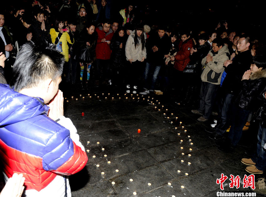 Local residents gather to mourn for the baby who was strangled to death by a car stealer in Changchun, capital of northeast China's Jilin Province, March 5, 2013. Zhou Xijun, 48, native of the Gongzhuling City of Jilin, stole a gray Toyota RAV4 SUV on March 4 in Changchun. Zhou drove the jeep on the highway and found a baby on the backseat. He parked the jeep on the roadside and then strangled the baby. (Photo/Chinanews.com)