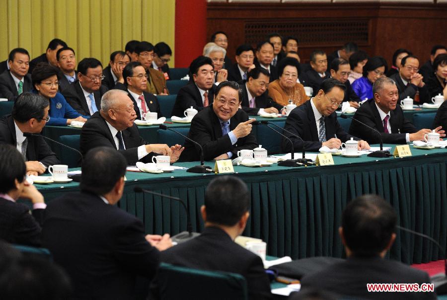 Yu Zhengsheng (C), a member of the Standing Committee of the Political Bureau of the Communist Party of China (CPC) Central Committee, visits members of the 12th National Committee of the Chinese People's Political Consultative Conference (CPPCC) from the Hong Kong and Macao special administrative regions (SARs) attending the first session of the 12th CPPCC National Committee, and joins their panel discussion in Beijing, capital of China, March 6, 2013. (Xinhua/Rao Aimin) 