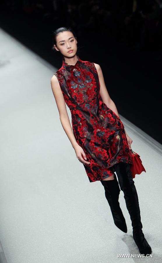 A model presents a creation by designer Shiatzy Chen from China's Taiwan as part of her Fall-Winter 2013/2014 women's ready-to-wear fashion collection during Paris Fashion Week, in Paris, France, March 5, 2013. (Xinhua/Gao Jing)