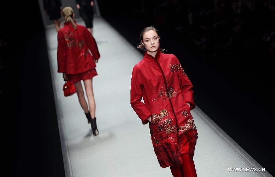 A model presents a creation by designer Shiatzy Chen from China's Taiwan as part of her Fall-Winter 2013/2014 women's ready-to-wear fashion collection during Paris Fashion Week, in Paris, France, March 5, 2013. (Xinhua/Gao Jing)