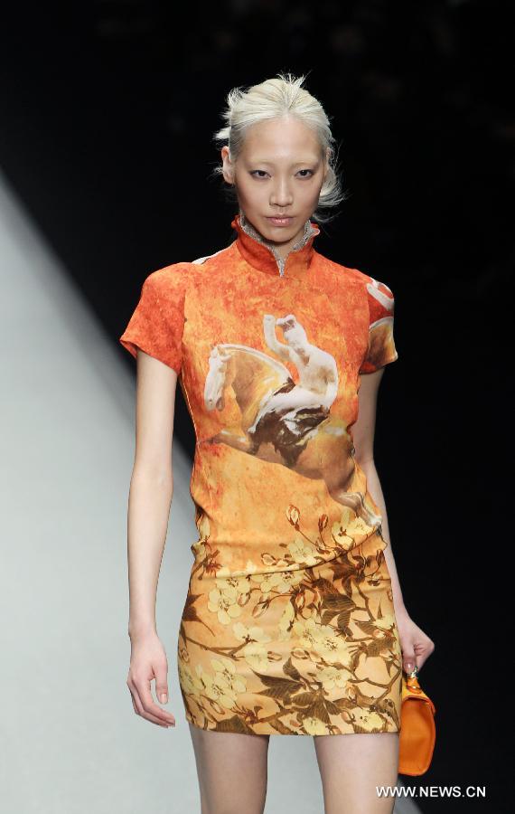 A model presents a creation by designer Shiatzy Chen from China's Taiwan as part of her Fall-Winter 2013/2014 women's ready-to-wear fashion collection during Paris Fashion Week, in Paris, France, March 5, 2013. (Xinhua/Gao Jing)