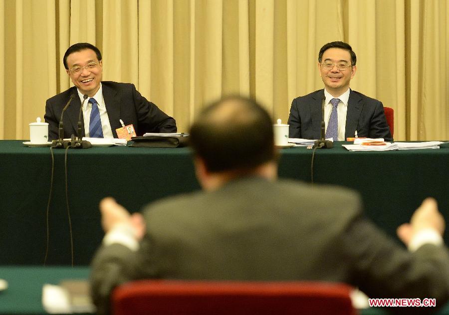 Li Keqiang (L), a member of the Standing Committee of the Political Bureau of the Communist Party of China (CPC) Central Committee, joins a panel discussion with deputies from central China's Hunan Province, who attend the first session of the 12th National People's Congress (NPC), in Beijing, capital of China, March 6, 2013. (Xinhua/Liu Jiansheng)