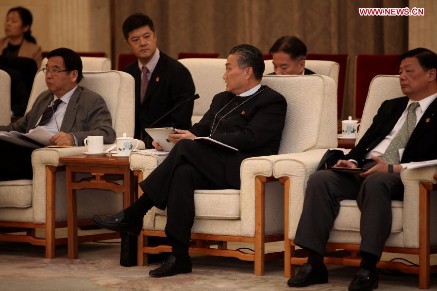 Chan Chung-bun (2nd R, front), a deputy to the 12th National People's Congress (NPC) from south China's Hong Kong Special Administrative Region, speaks at a discussion in Beijing, capital of China, March 6, 2013. The discussion which was held by Hong Kong delegation to the first session of the 12th NPC was open to media on Wednesday. (Xinhua/Jin Liwang)