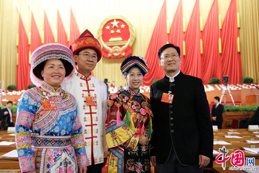 Ethnic minority deputies unite not only in discussing the country's political and economic issues but also in posing for journalists. (China Pictorial/Xu Xun)