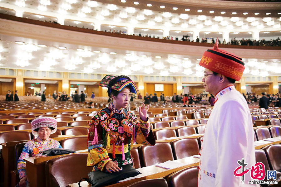 Ethnic minority deputies unite not only in discussing the country's political and economic issues but also in posing for journalists. (China Pictorial/Xu Xun)