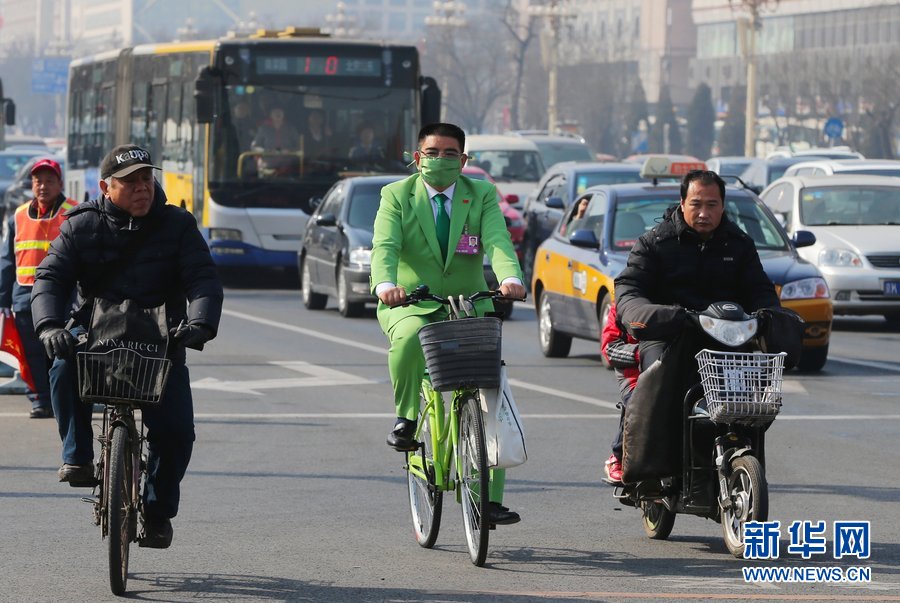 Chen Guangbiao rides a bicycle to attend the CPPCC session on March 3, 2013.(Xinhua)