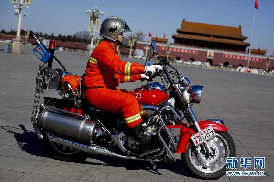 A fire motorcycle used in small fire rescue patrols on the Tiananmen Square in Beijing on March 4, 2013.(Xinhua)