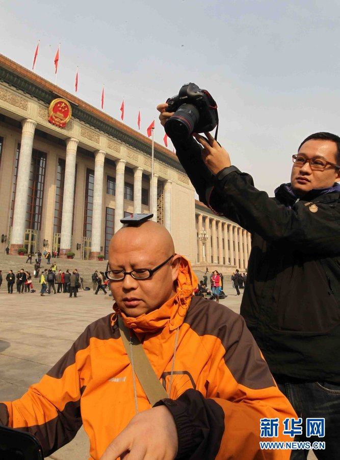 Journalists during the session have showed people their creativity. A journalist released reports using a wireless LAN placed on his head.(Xinhua)