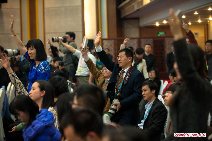 Journalists raise hands to ask questions during a discussion of deputies to the 12th National People's Congress (NPC) from south China's Guangdong Province, in Beijing, capital of China, March 6, 2013. The discussion which was held by the Guangdong delegation to the first session of the 12th NPC was open to media on Wednesday. (Xinhua/Liu Jinhai)