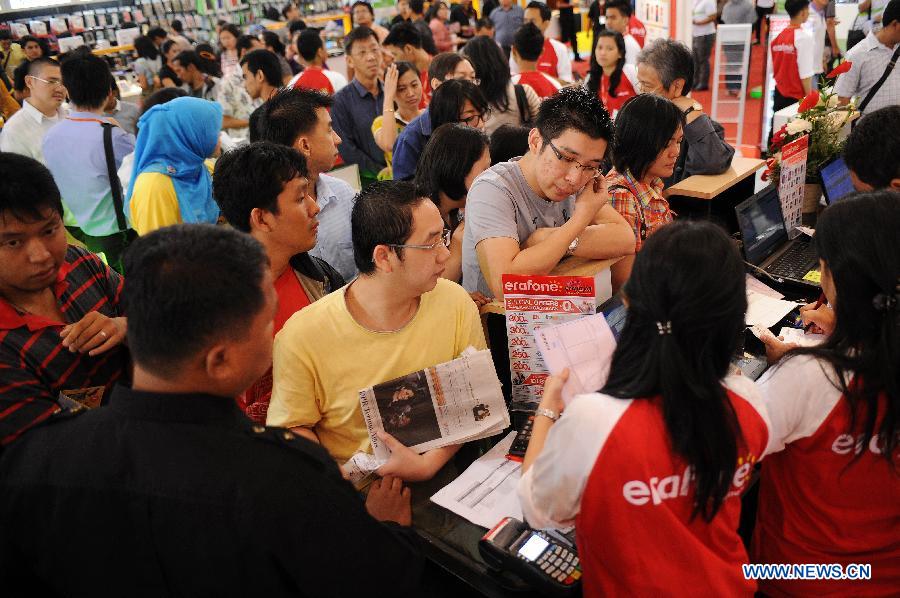 Visitors queue up to get transaction at a booth during Mega Bazar Computer 2013 at Jakarta Convention Center, Jakarta, Indonesia, March 6, 2013. Indonesian Computer Entrepreneurs Association (Apkomindo) revealed that this year's computer tablet PC market was expected to rise 60 percent by the end of the year. (Xinhua/Veri Sanovri)