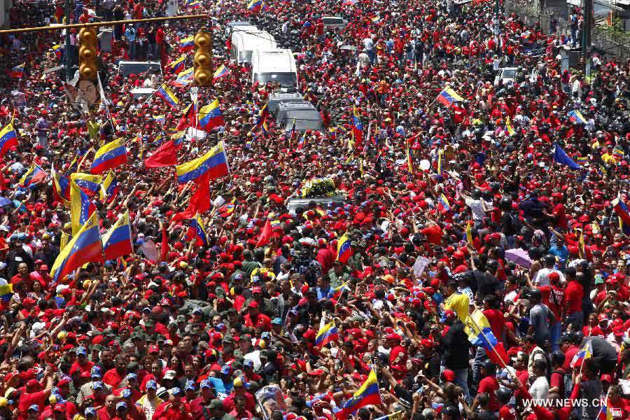 Residents participate in the funeral procession in honor of Venezuelan President, Hugo Chavez at streets of Caracas city, capital of Venezuela, on March 6, 2013. On Tuesday's afternoon, Venezuelan President, Hugo Chavez, died after fighting for almost two years with a cancer disease. The body of Chavez will be moved from the health center to the Military Academy in southern Caracas, inside Tiuna's Fort. (Xinhua/AVN)