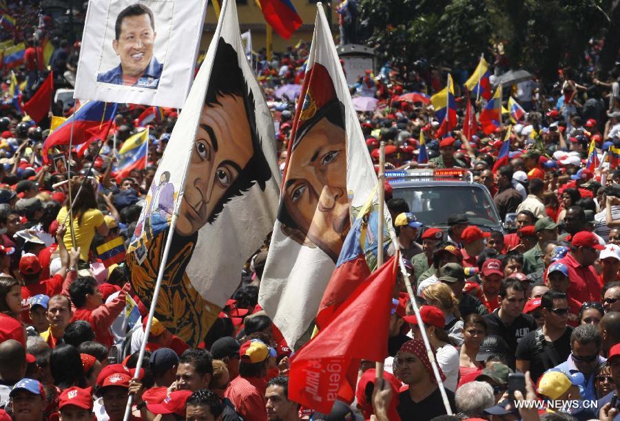 Residents participate in the funeral procession in honor of Venezuelan President, Hugo Chavez at streets of Caracas city, capital of Venezuela, on March 6, 2013. On Tuesday's afternoon, Venezuelan President, Hugo Chavez, died after fighting for almost two years with a cancer disease. The body of Chavez will be moved from the health center to the Military Academy in southern Caracas, inside Tiuna's Fort. (Xinhua/AVN)