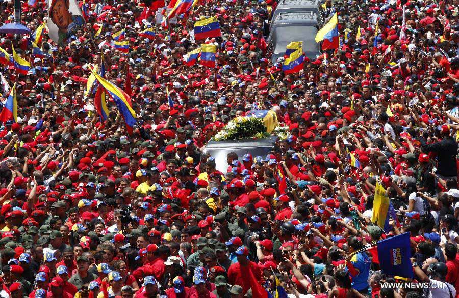 Residents participate in the funeral procession in honor of Venezuelan President, Hugo Chavez at streets of Caracas city, capital of Venezuela, on March 6, 2013. On Tuesday's afternoon, Venezuelan President, Hugo Chavez, died after fighting for almost two years with a cancer disease. The body of Chavez will be moved from the health center to the Military Academy in southern Caracas, inside Tiuna's Fort. (Xinhua/AVN)