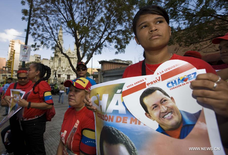 Residents participate in the funeral procession in honor of Venezuelan President Hugo Chavez on the streets of Caracas, capital of Venezuela, on March 6, 2013. On Tuesday afternoon, Venezuelan President, Hugo Chavez, died after fighting for almost two years with a cancer disease. The body of Chavez is moved from the health center to the Military Academy in southern Caracas, inside Tiuna's Fort. (Xinhua/David de la Paz)