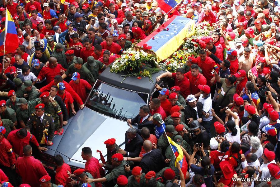 Residents participate in the funeral procession in honor of Venezuelan President, Hugo Chavez at streets of Caracas city, capital of Venezuela, on March 6, 2013. On Tuesday's afternoon, Venezuelan President, Hugo Chavez, died after fighting for almost two years with a cancer disease. The body of Chavez will be moved from the health center to the Military Academy in southern Caracas, inside Tiuna's Fort. (Xinhua/AVN)